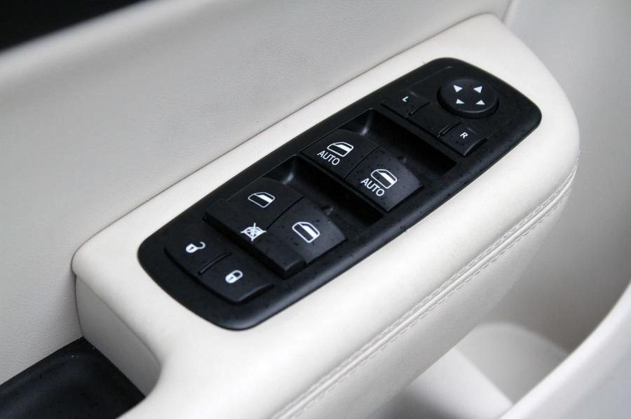  Chrysler 200 2015 года  (фото 182 из 207)